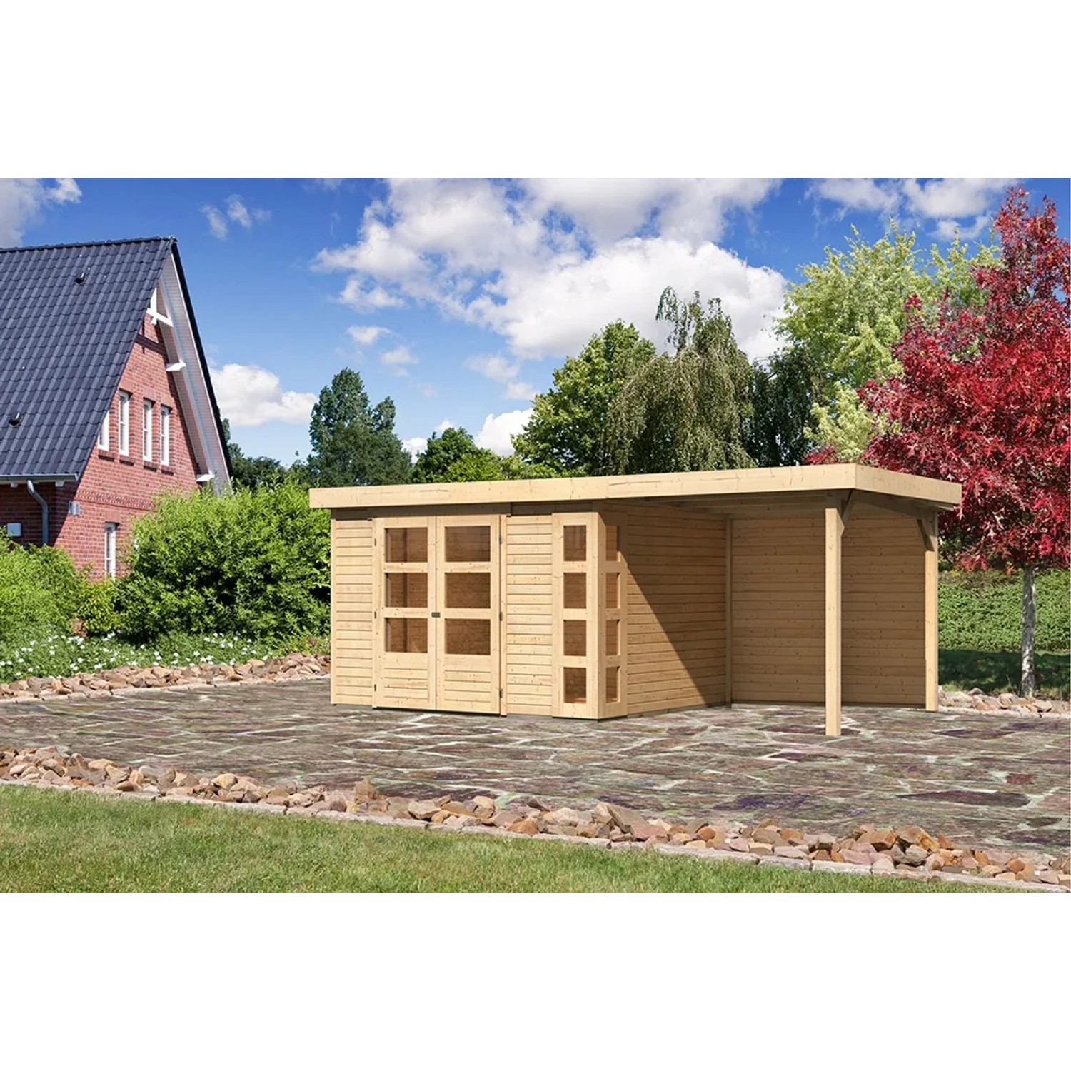 Unbehandeltes Karibu Holz-Gartenhaus Sölve mit Flachdach und Anbau, naturbelassen.