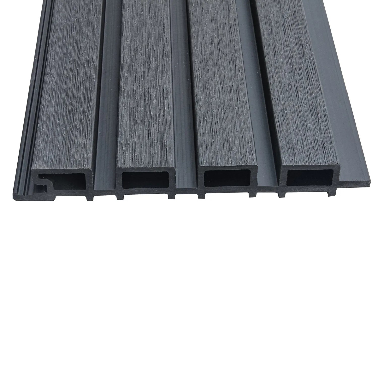 Nahaufnahme einer anthrazitfarbenen WPC Fassadenverkleidung mit Holzoptik.