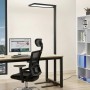 Moderne, dimmbare Arcchio LED Bürostehleuchte Nelus in Schwarz mit Bewegungsmelder im Arbeitszimmer.