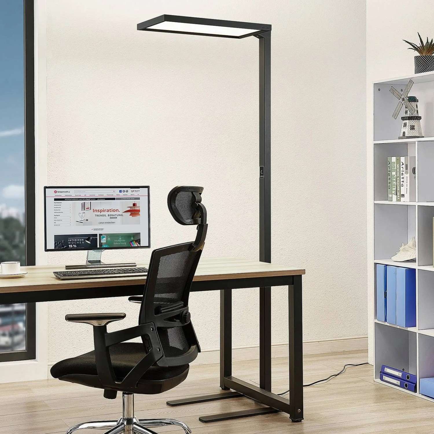 Moderne, dimmbare Arcchio LED Bürostehleuchte Nelus in Schwarz mit Bewegungsmelder im Arbeitszimmer.