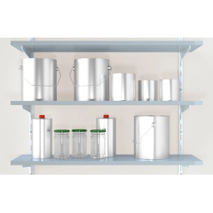 Regal mit Fischer Dübeln, Farbeimern und Gläsern.