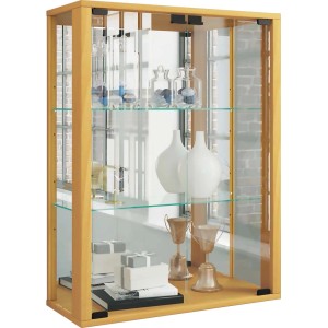 Wandhängende Vitrine Udina in Buche Dekor mit Glastüren und LED-Beleuchtung.