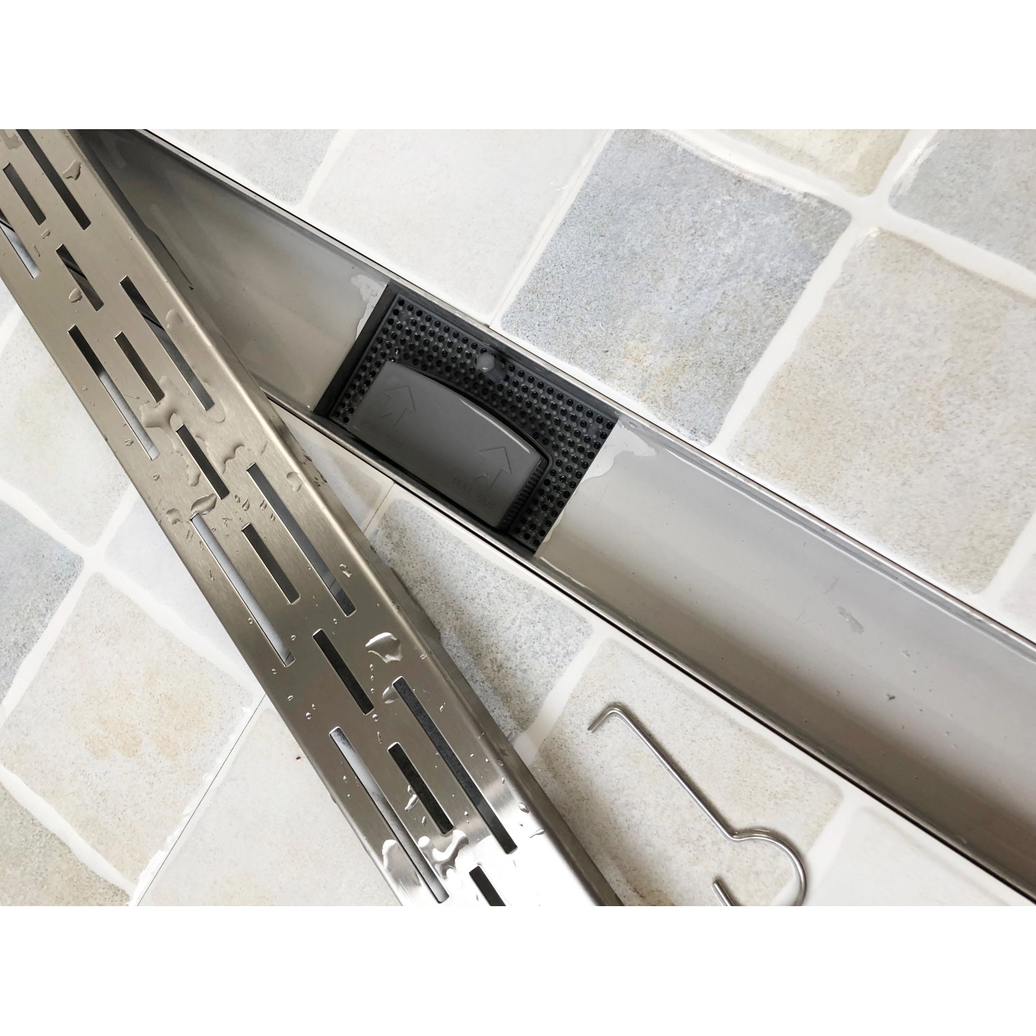 Verosan+ Duschrinne Isel 100 cm aus Edelstahl, mit Designrost und Zubehör.