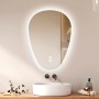 Asymmetrischer Emke LED Badspiegel 80x60 cm mit Anti-Beschlag und dimmbaren Lichtfarben.