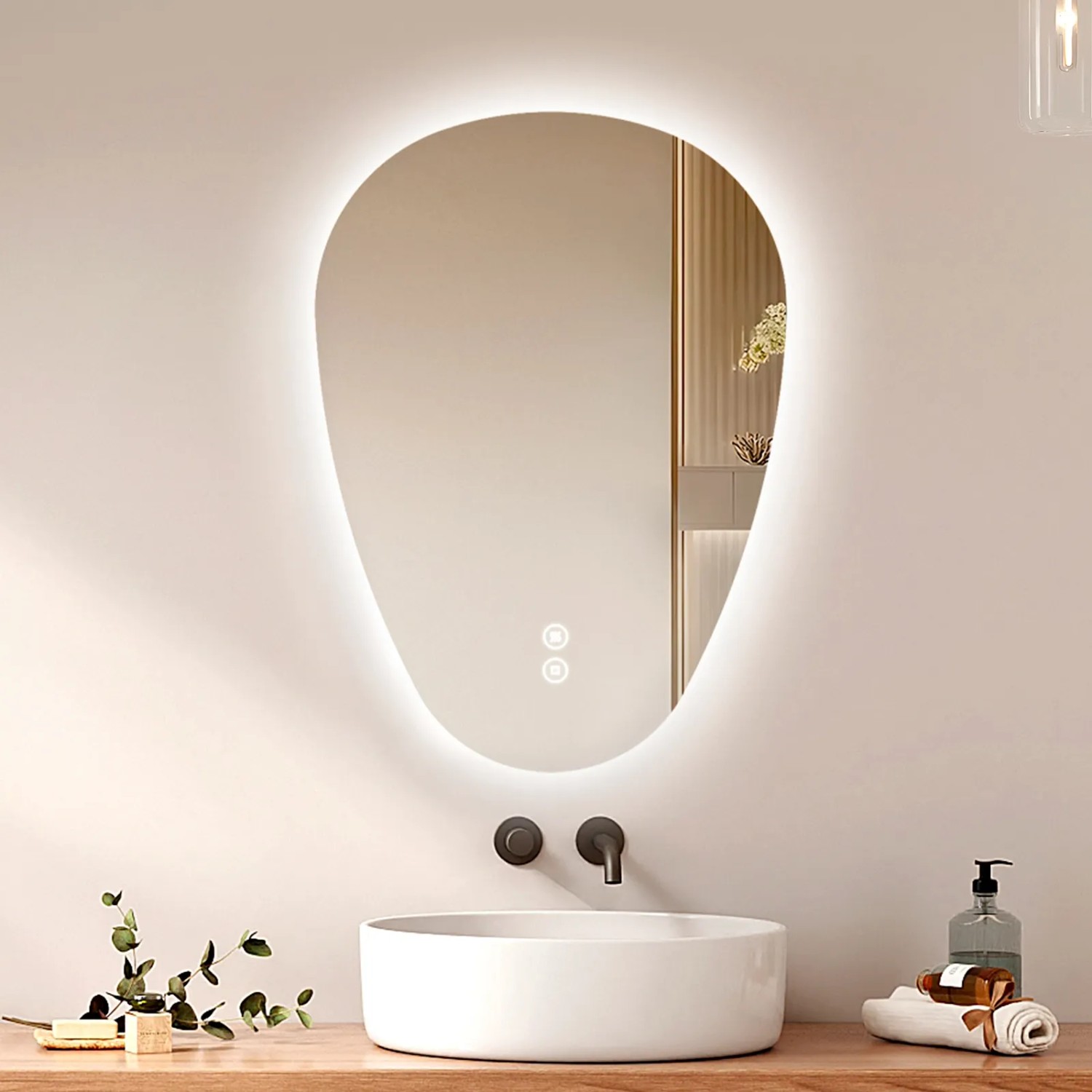 Asymmetrischer Emke LED Badspiegel 80x60 cm mit Anti-Beschlag und dimmbaren Lichtfarben.