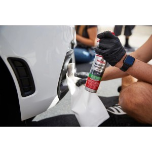 Nigrin Kunststoff-Tiefenpflege seidenmatt in Anwendung am Auto.