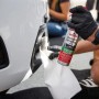 Nigrin Kunststoff-Tiefenpflege seidenmatt in Anwendung am Auto.