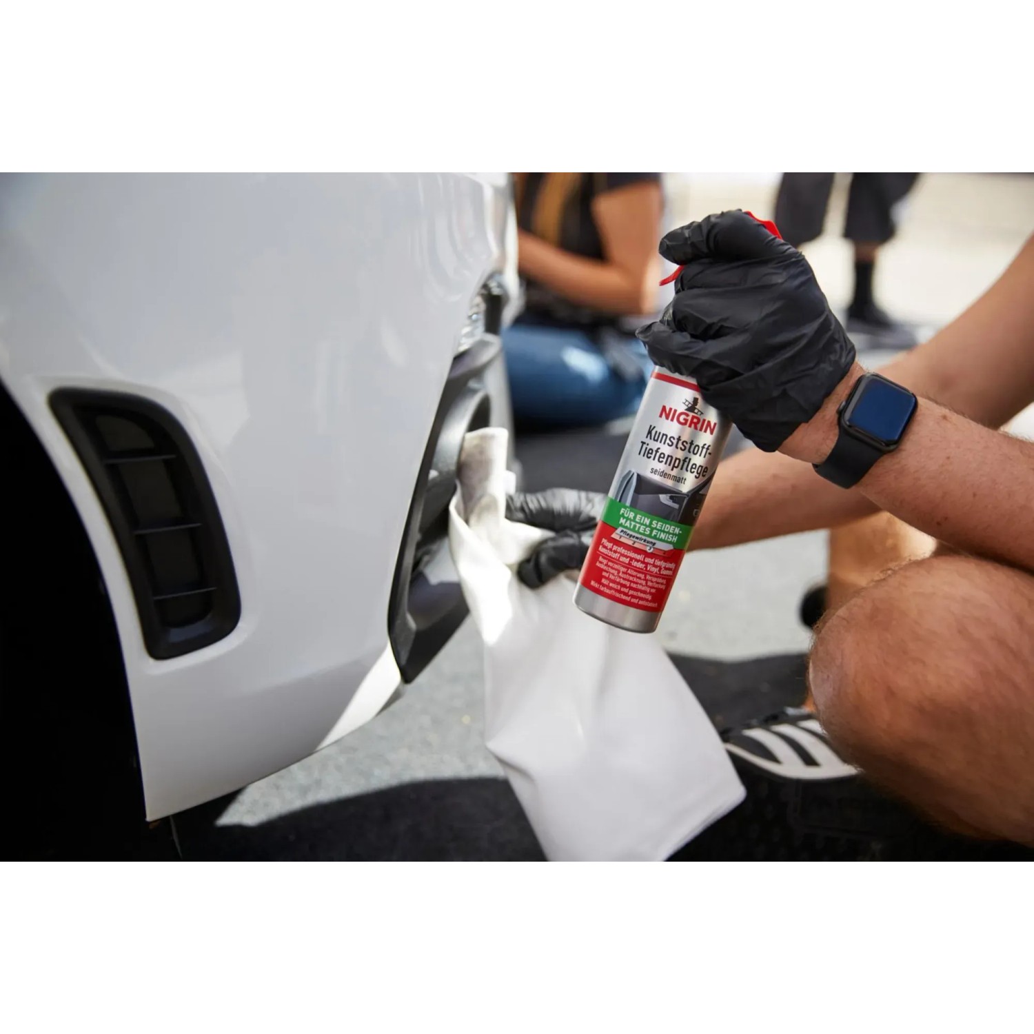Nigrin Kunststoff-Tiefenpflege seidenmatt in Anwendung am Auto.