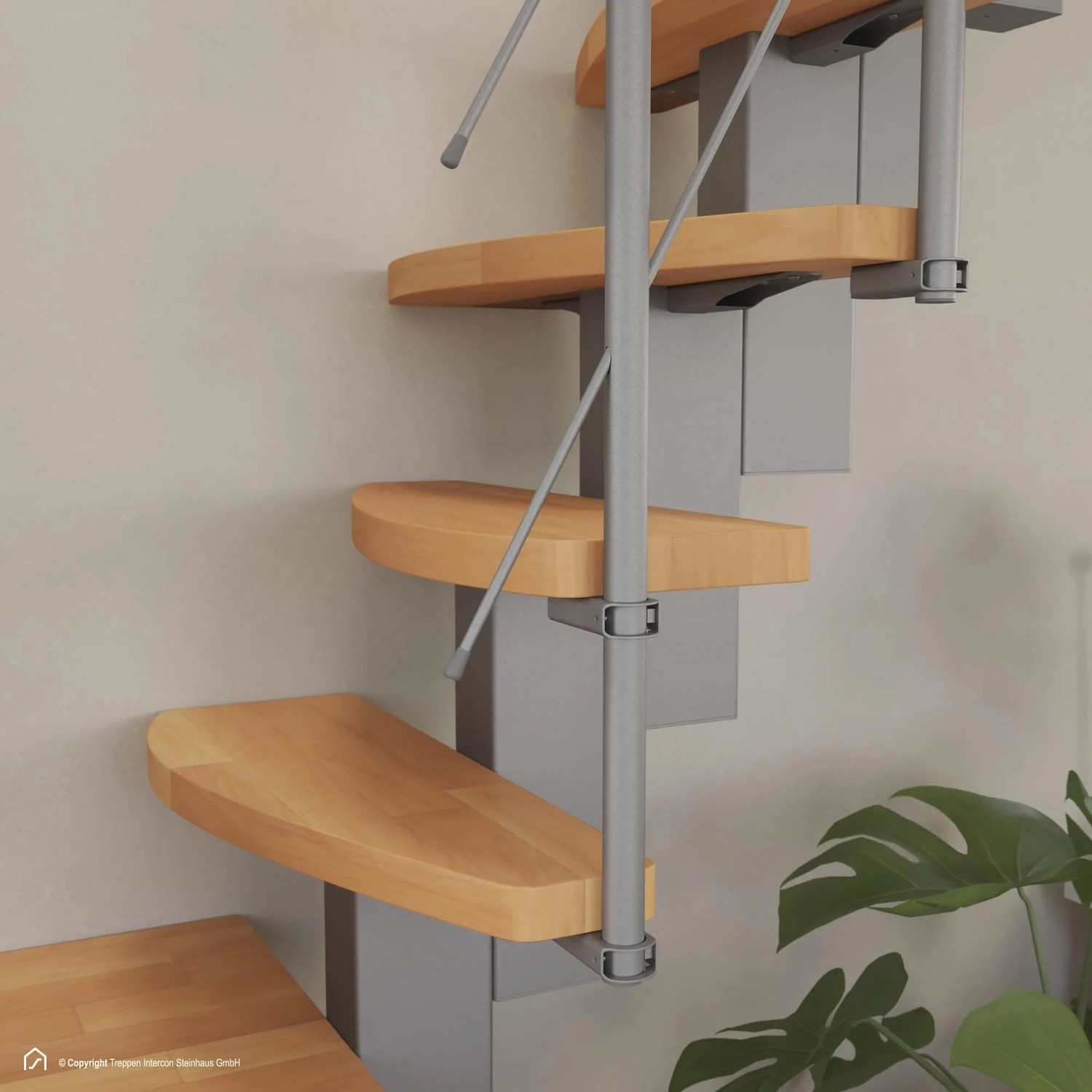 Intercon Raumspartreppe Quadro mit hellen Buchenholzstufen, silbernem Mittelholm und einseitigem Metallgeländer für Innentreppen.