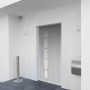 Graue Sicherheits-Haustür ThermoSpace Prime Paris RC2 mit Glaseinsatz, Griff links.