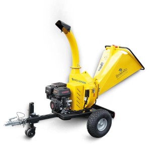 Gelber BAMATO Benzin-Holzhäcksler HACK-150POWER 9 kW mit großem Einwurftrichter, Auswurfschacht und Fahrwerk.