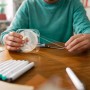 Tesa Universal-Klebeband Doppelseitig mit Nano-Power in Anwendung auf einem Tisch.