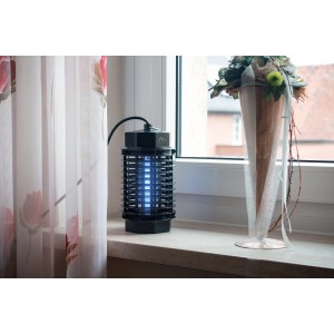 Gardigo Fluginsektenvernichter für 50 m²: Schwarzes Gehäuse mit blauem UV-Licht zur Insektenbekämpfung.