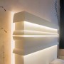 Weiße ORAC DECOR Eckleiste C373 Antonio S für indirekte Beleuchtung im modernen Design.