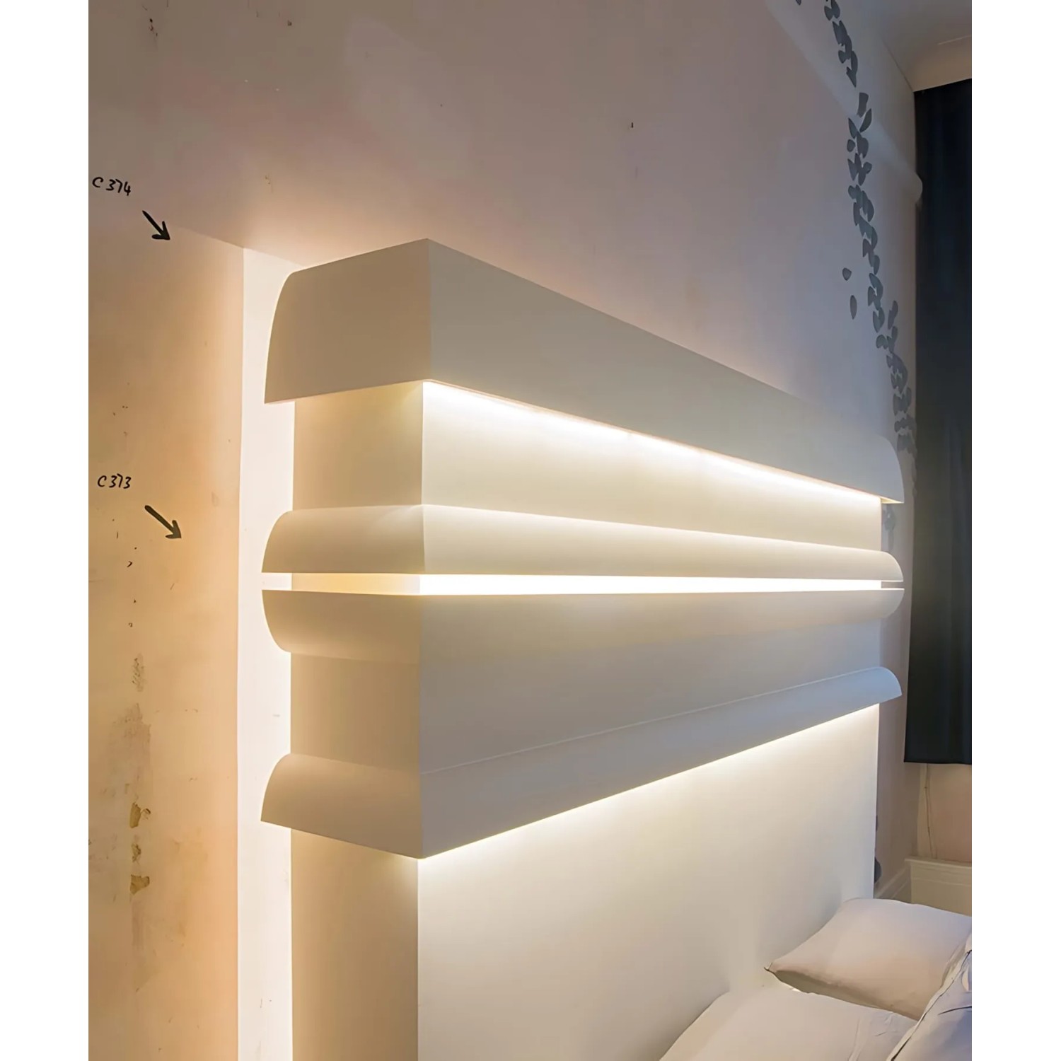 Weiße ORAC DECOR Eckleiste C373 Antonio S für indirekte Beleuchtung im modernen Design.