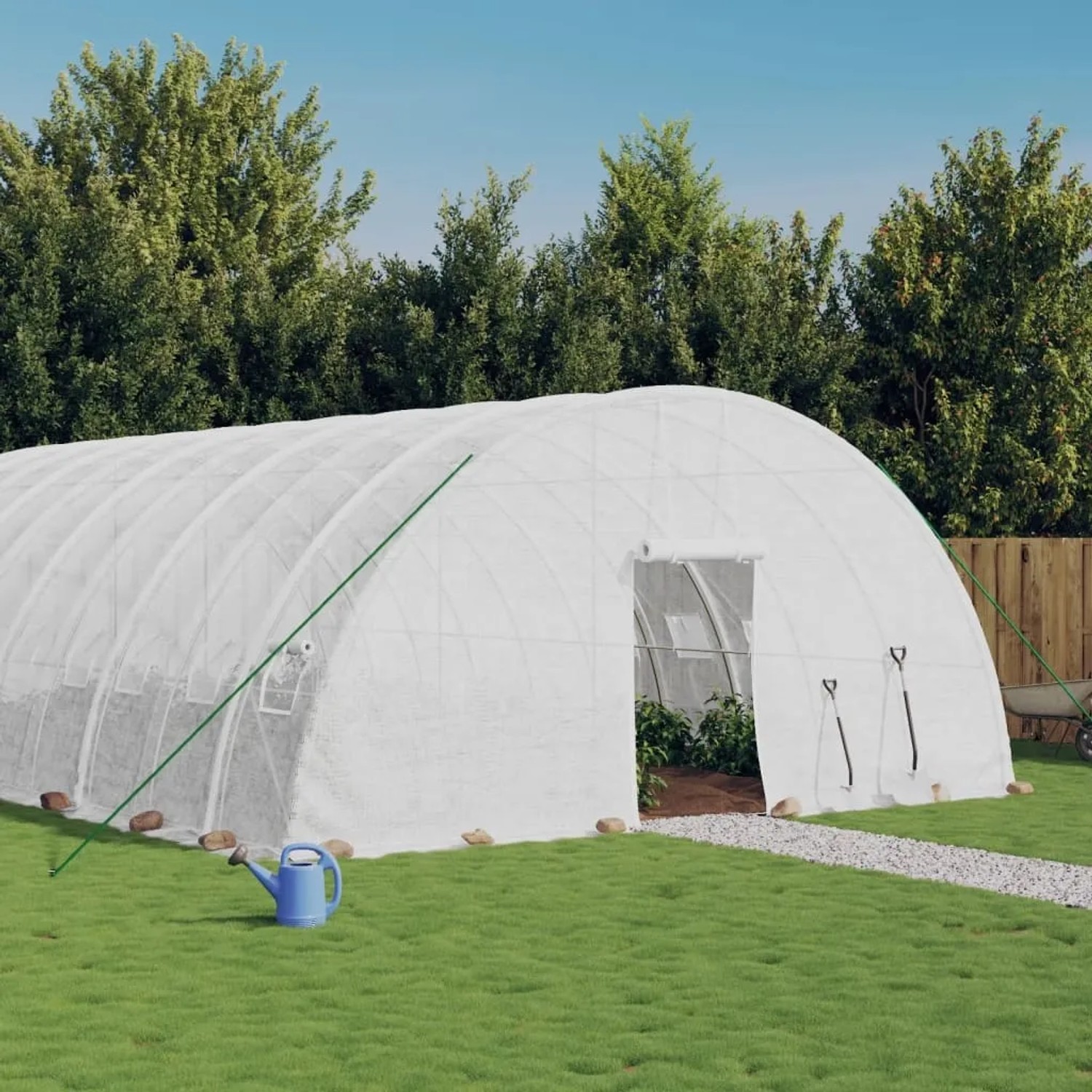 Weißes furnicato Gewächshaus mit Stahlrahmen (18x6x2,85m) im Garten.