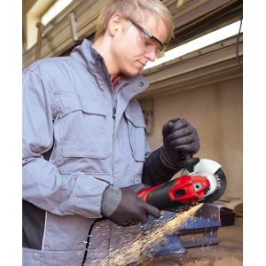 Mann schleift Metall mit rotem Einhell Winkelschleifer TE-AG 125 CE, Funken fliegen.