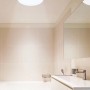 Weiße EGLO LED-Deckenlampe FRANIA, Ø 330mm, im Badezimmer. Spritzwassergeschützt und ideal für Feuchträume.