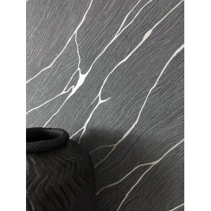 Newroom Vliestapete Priamo Schwarz Marmor mit Struktur und einer schwarzen Vase im Vordergrund.
