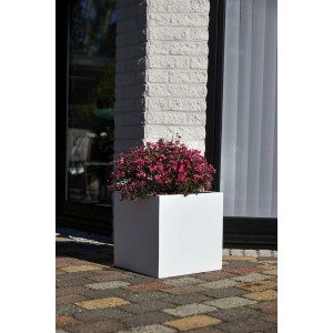 Weißer Vivanno Pflanzkübel Block (40x40x40 cm) mit pinkfarbenen Blumen im Außenbereich.