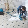Bosch GDE 230 FC-S Staubabsaugung mit Winkelschleifer und Staubsauger im Einsatz.