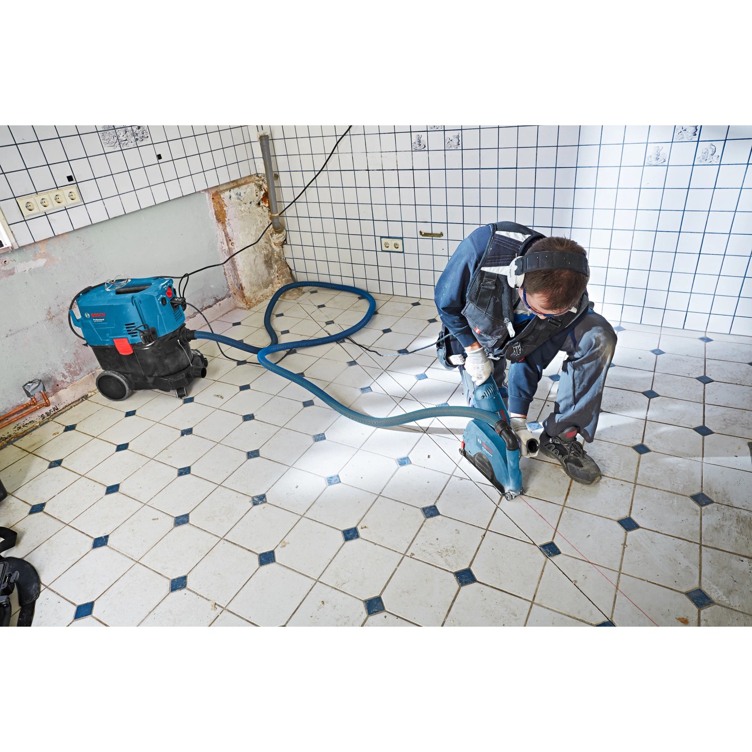 Bosch GDE 230 FC-S Staubabsaugung mit Winkelschleifer und Staubsauger im Einsatz.