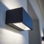 Moderne, anthrazitfarbene Lutec LED-Außenwandleuchte Gemini mit neutralweißem Licht.