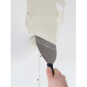 Wolfcraft Breitspachtel (15 cm) beim Verspachteln einer Gipskartonwand.