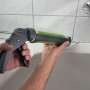 Wolfcraft Kartuschenpresse MG 100 in Anwendung zum Verfugen einer Badewanne.