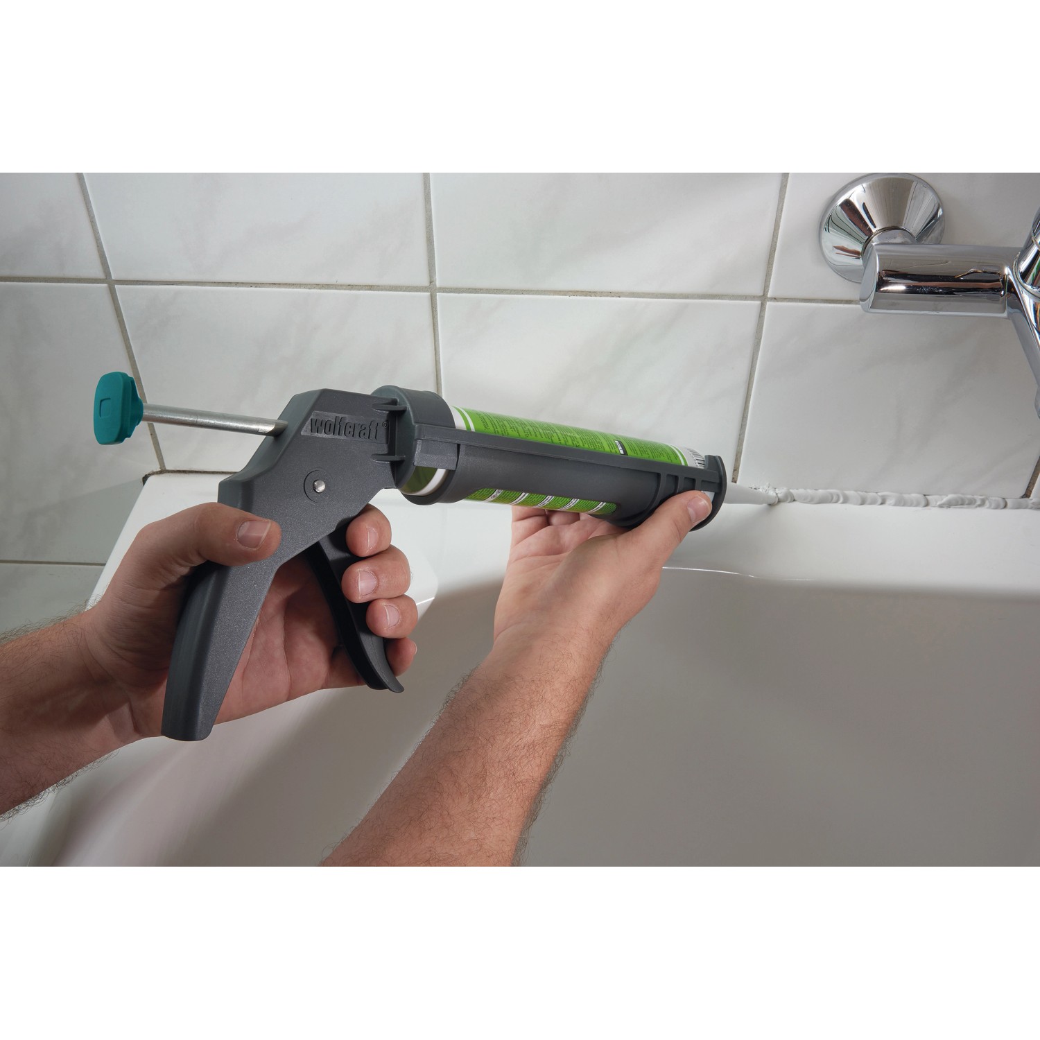 Wolfcraft Kartuschenpresse MG 100 in Anwendung zum Verfugen einer Badewanne.