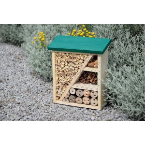 Dobar Insektenhotel aus Holz mit grünem Dach, gefüllt mit Naturmaterialien.