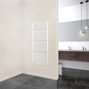 Weißer Schulte Design-Heizkörper Europa (823 W) mit unterem Anschluss im Badezimmer.