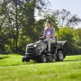 Alpina Rasentraktor AT4 84 HA in Aktion: Frau mäht Rasen auf sonniger Wiese.