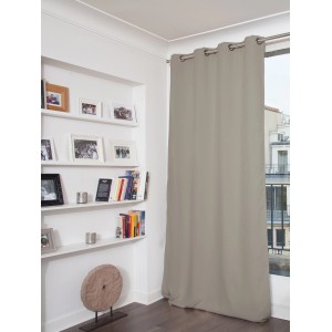 Moondream Wärmeschutzvorhang in Taupe, 260x145 cm, am Fenster mit Bücherregal im Hintergrund.