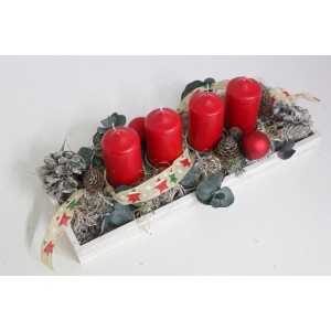 Adventsgesteck mit roten Kerzen, Eukalyptus und Deko auf Holztablett, 39 cm.