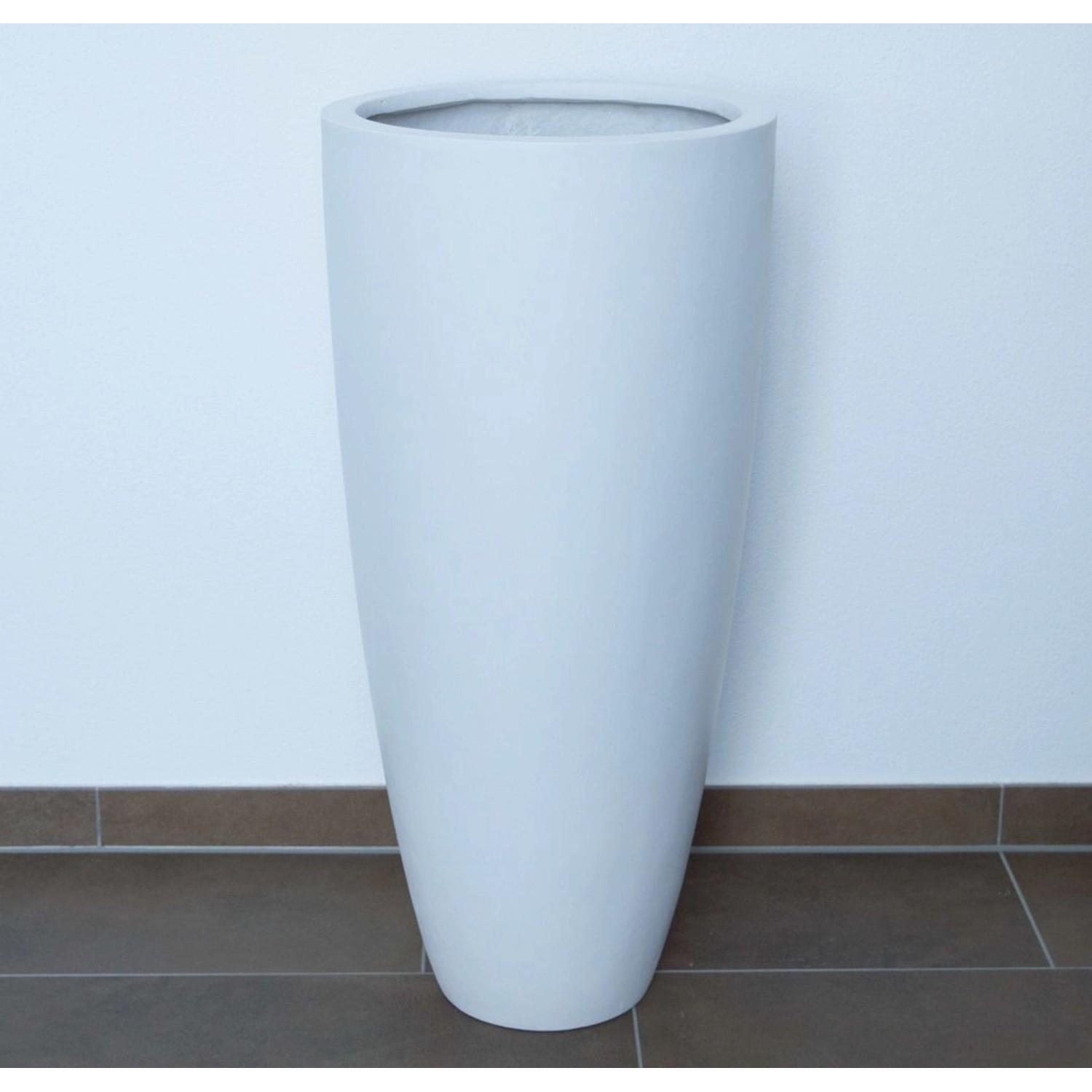 Eleganter, konischer Pflanzkübel aus Fiberglas in Perlmutt-Weiß, 100cm hoch.