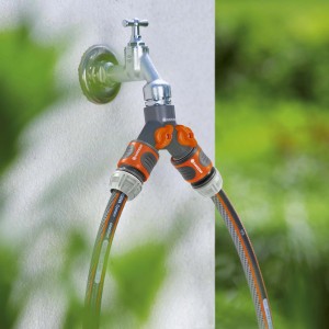 Gardena 2-Wege-Ventil (G 3/4") am Wasserhahn mit zwei angeschlossenen Gartenschläuchen.