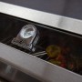 Detailaufnahme: Grillfürst G201E Gasgrill mit Thermometer in der Sichtscheibe.