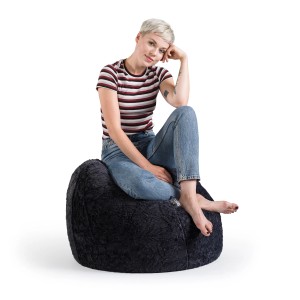 Schwarzer Sitting Point Sitzsack Fluffy (220 l) mit sitzender Person.
