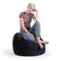 Schwarzer Sitting Point Sitzsack Fluffy (220 l) mit sitzender Person.