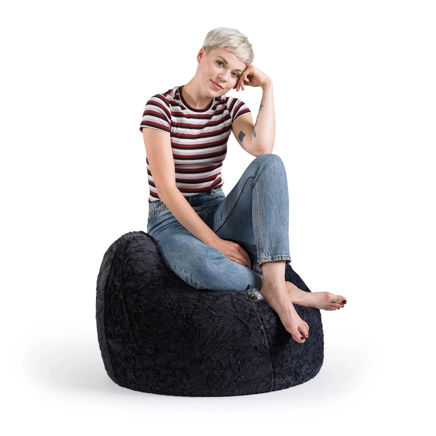 Schwarzer Sitting Point Sitzsack Fluffy (220 l) mit sitzender Person.