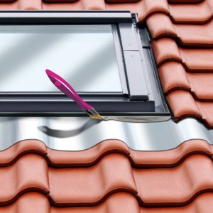 Anwendung von MEM Dicht-Fix (750ml) zur Bauabdichtung am Dachfenster mit Pinsel.