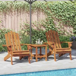 Zwei klappbare Adirondack-Gartenstühle aus Akazienholz mit Beistelltisch am Pool. Perfekt für Terrasse & Garten.