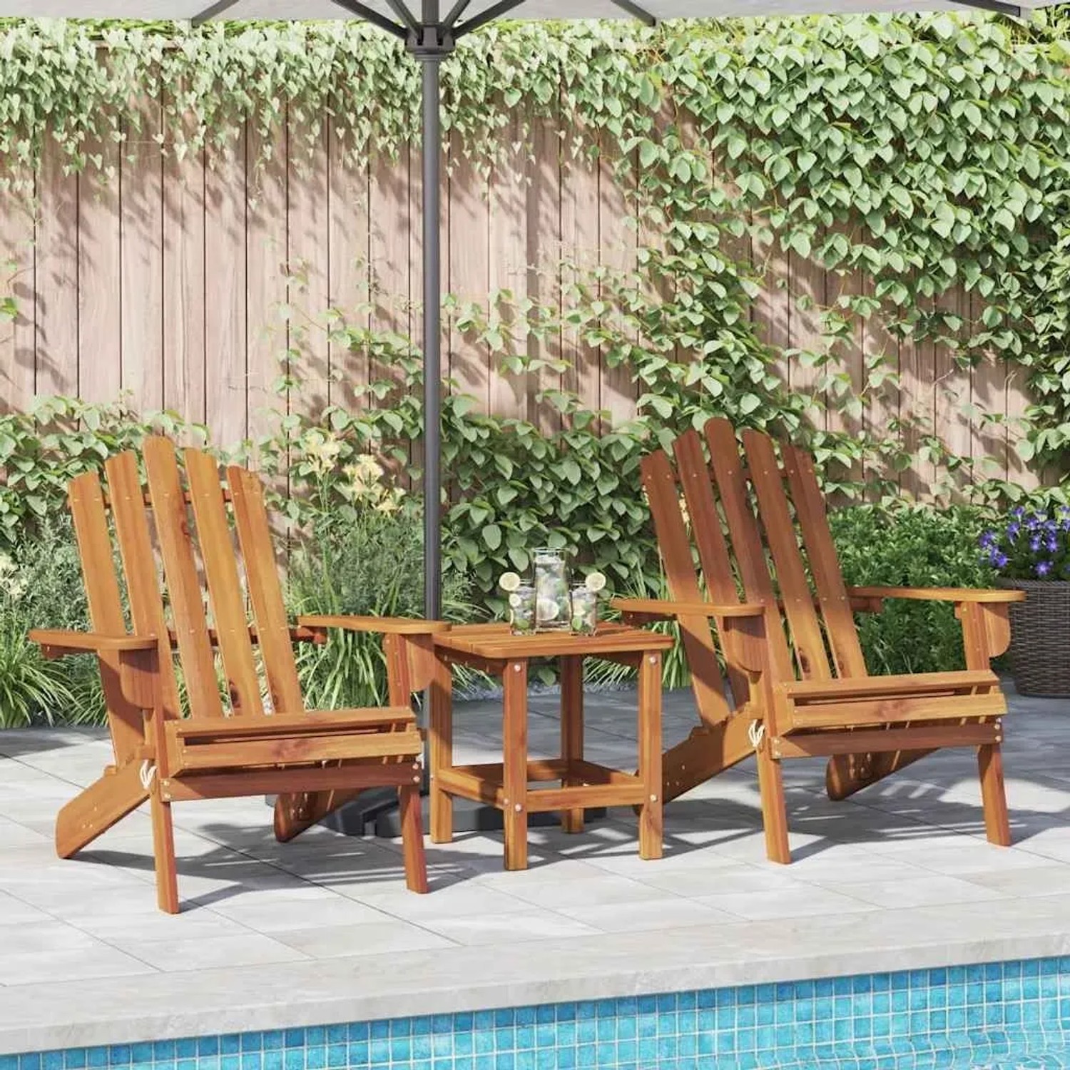 Zwei klappbare Adirondack-Gartenstühle aus Akazienholz mit Beistelltisch am Pool. Perfekt für Terrasse & Garten.