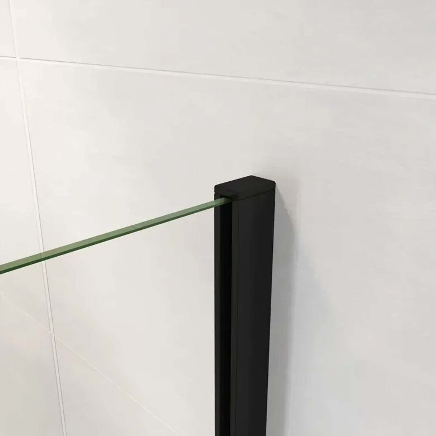 Detailaufnahme Duschwand: Rauchglas mit schwarzem Rahmen der Walk in Dusche.