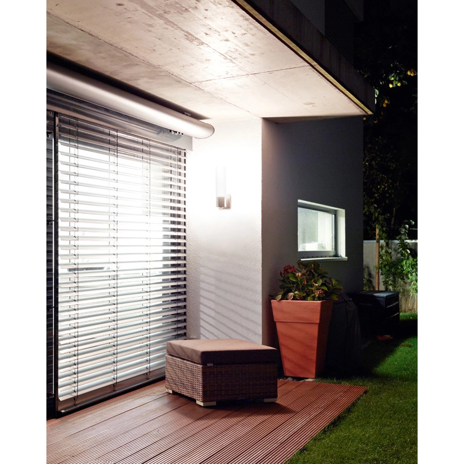 Moderne Steinel LED-Außenleuchte L 260 S aus Edelstahl mit Bewegungsmelder an Hauswand.