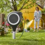 Gardena RollUp S 15 m Gartenschlauchbox mit Schlauch im Garten, Frau bewässert Pflanzen.