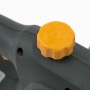 Detailaufnahme: Gelber Öltankdeckel der Stiga CS 118c Elektro-Kettensäge.