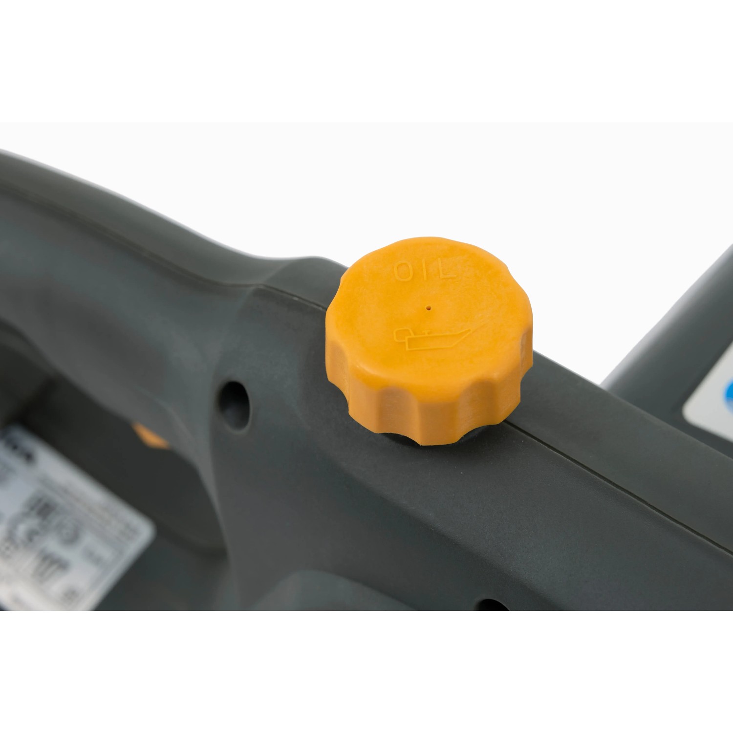 Detailaufnahme: Gelber Öltankdeckel der Stiga CS 118c Elektro-Kettensäge.