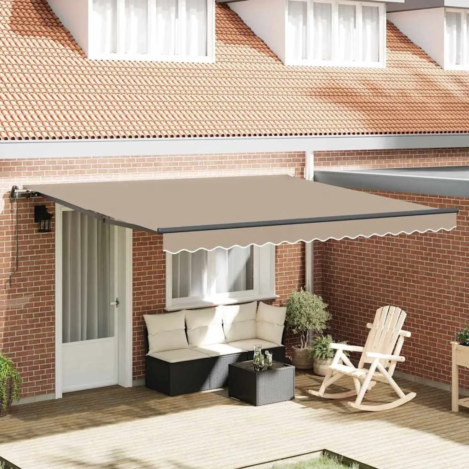 Beige einziehbare Markise 400x300 cm, ausgefahren über einer Terrasse mit Sitzgruppe am Ziegelhaus.